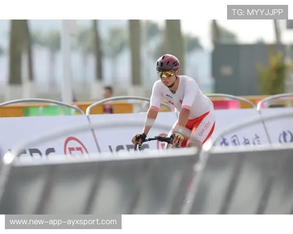 自行车赛选手用鞋踢链条救急竟成功