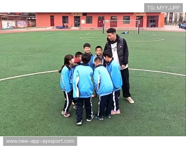 训练中球员之间互相指导，团队学习氛围浓厚