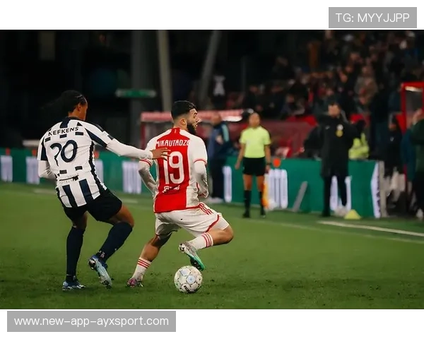 劳塔罗一脚贴地斩撕裂对方中路,国际米兰攻势持续上扬——新的赛季风暴正在成形 劳塔罗一脚贴地斩撕裂对方中路,国际米兰攻势持续上扬——新的赛季风暴正在成形